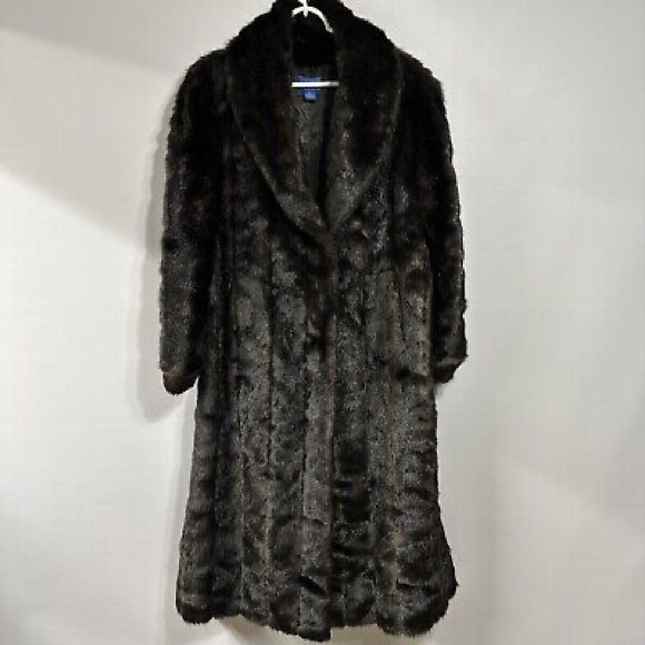 Luxurious & Elegant Black Faux Fur Coat - Picture 4 of 12